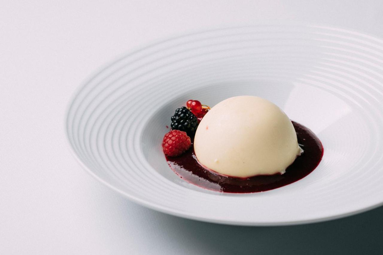 Montebelo Vista Alegre Ilhavo Hotel Extérieur photo A scoop of vanilla ice cream with a fruit sauce